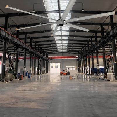 24 Fuß 7,3 m 5 Klingen 1,5 kW Großer HVLS Deckenventilator für Europa Farm Niedriger Lärmpegel 40 dB